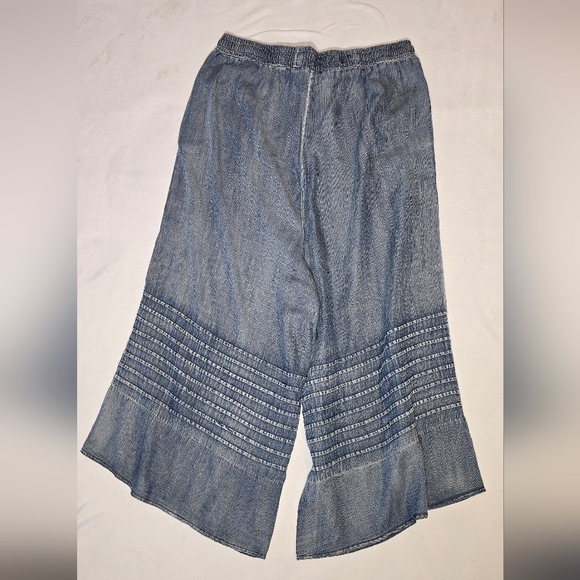 Easel Wide Leg Mineral Wash Lightweight Denim Capris With Pintuck Detail Large - Picture 6 of 6